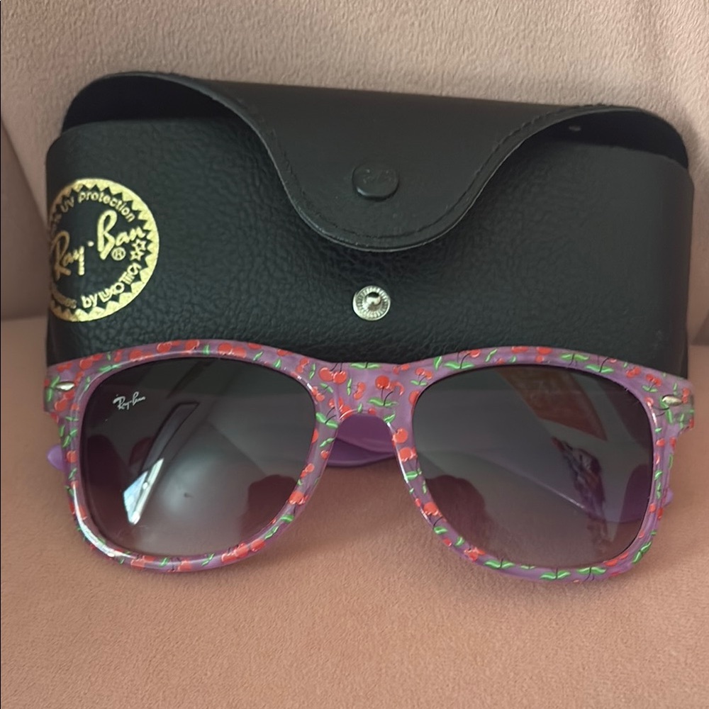Ray-Ban Women's Cheery design sunglasses